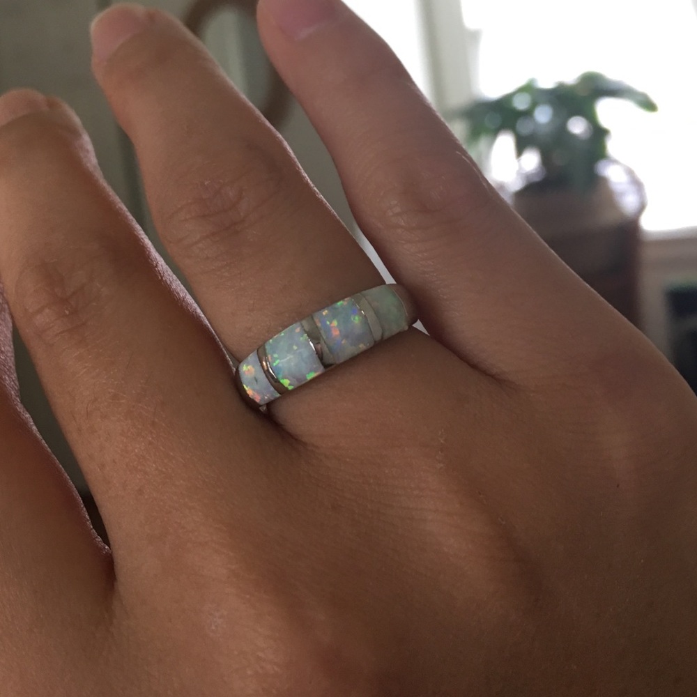 925 silver white opal ring size 7 / 9
